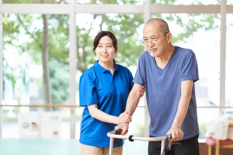 認知症の父を介護施設に入居させたいのですが、年金15万円で収まるか不安です。医療費も含め、どのくらい費用がかかるのでしょうか？