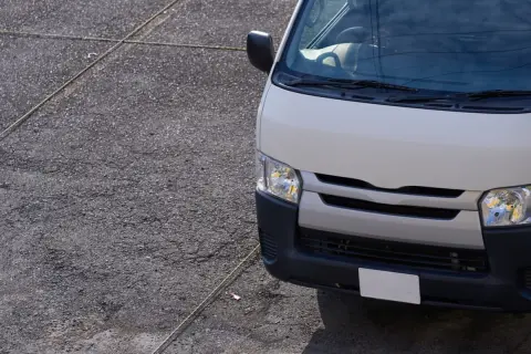 「ウチのハイエースは普通車」という友人。ハイエースは「4ナンバー」のイメージですが、同じ車種でも“ナンバーが異なる”理由とは？ 車検・維持費への影響も確認