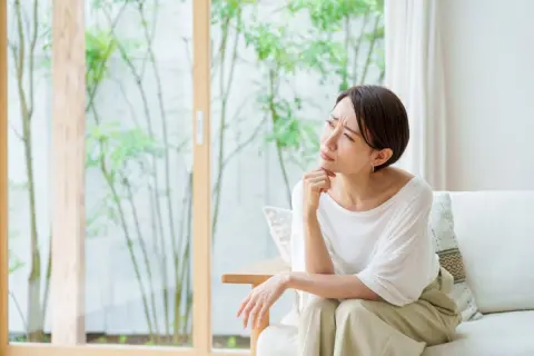 夫婦で手取り45万円です。収入は夫に預けて私はお小遣い制。家計は旦那に任せきりで、支出を把握していないのですが、35歳で100万円の貯金は少ないでしょうか。