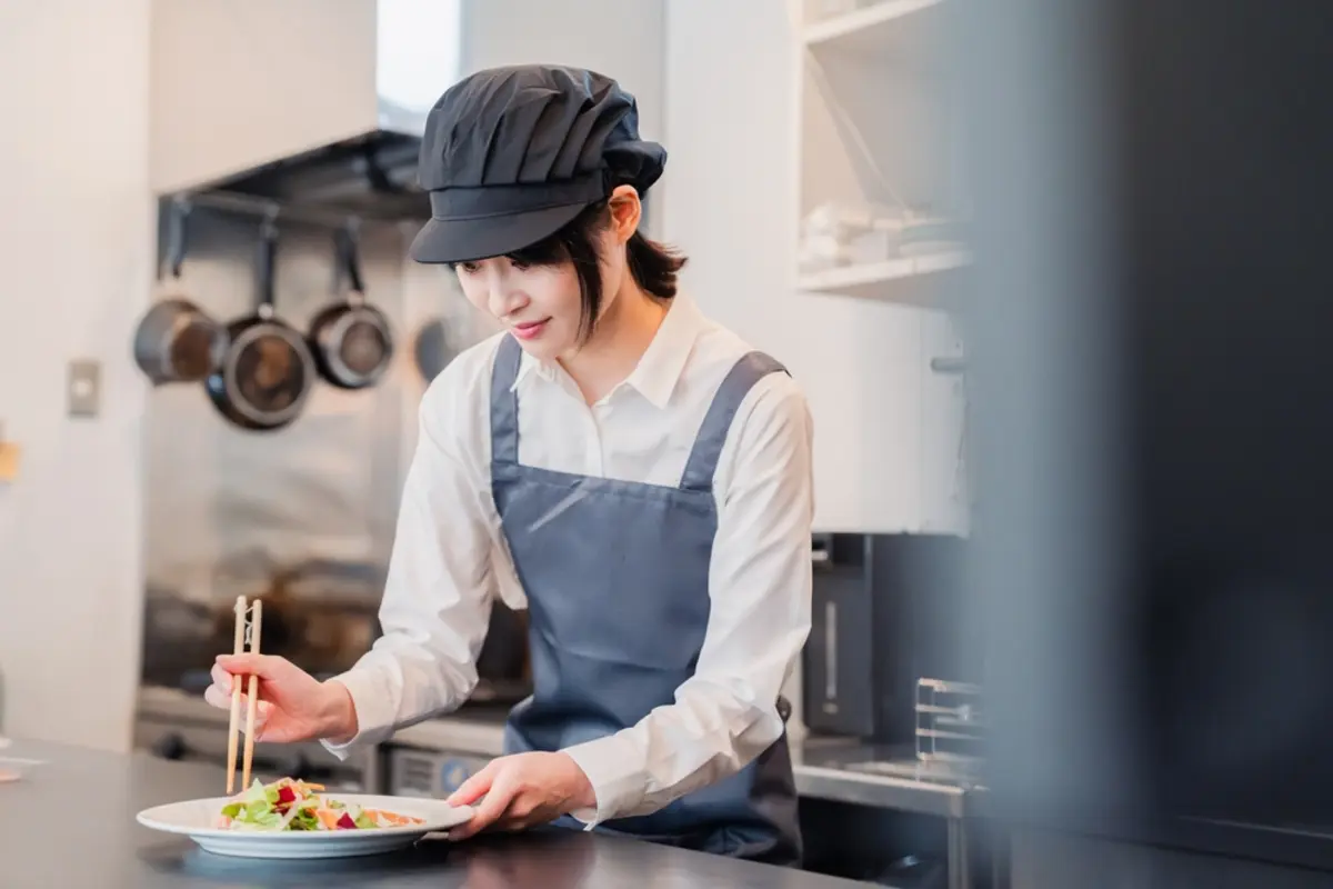 パート先は「まかない」が無料です。ママ友に「タダは違法じゃない？」と言われたのですが、本当にダメなのでしょうか？“福利厚生にできる”ルールも確認