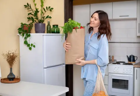 75歳の親に「食料・日用品」を届けています。友人に「扶養すれば税金が安くなる」と聞いたのですが、控除はどのくらい受けられますか？「年収600万円」のケースで試算