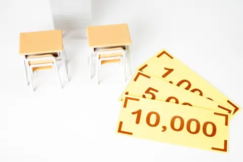 中1の息子から「塾に行きたい」と言われたけど「月謝6万円」に仰天！“みんな通ってる”そうですが、中1からそれだけかけるのは「普通」ですか？ 中学生の“リアルな塾事情”とは