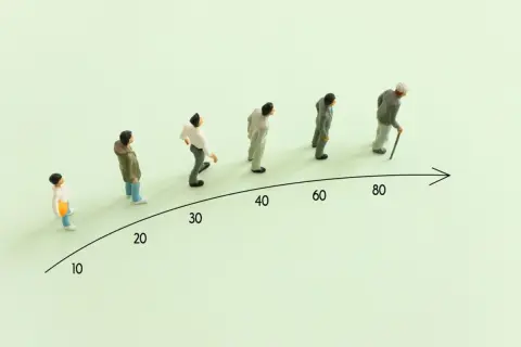 30歳・年収300万円の会社員です。祖母から「年金は月10万円ない」と聞き不安になりました。将来、月20万円の年金を受け取るにはいくらの年収を目指せば現実的？