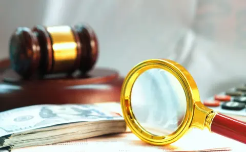 父の葬儀費用が約120万円かかる見積もりですが、銀行口座が凍結されてしまいました。亡くなった人の口座から葬儀費用を引き出す方法はありますか？