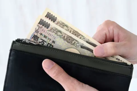 先日「現金10万円入りの財布」を拾って警察に届けました。持ち主が見つかった場合、お礼はどれくらいもらえるのでしょうか。