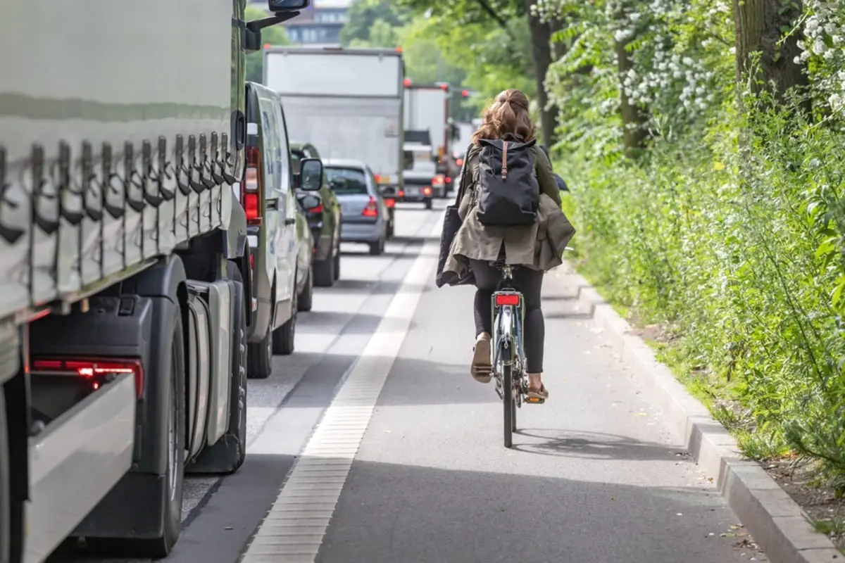 自転車で「車道」走行中、大型トラックに追い抜かれヒヤリ…それでも来年から“歩道走行で罰金”なんですか？「安全に走れる場所が少ない」「路上駐車が多い」自転車利用者の声は