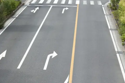 青信号の直後「スタートダッシュ右折」！ 警察に見つかると「反則金9000円」らしいけど、なぜ違反？“反則金・注意点”を確認