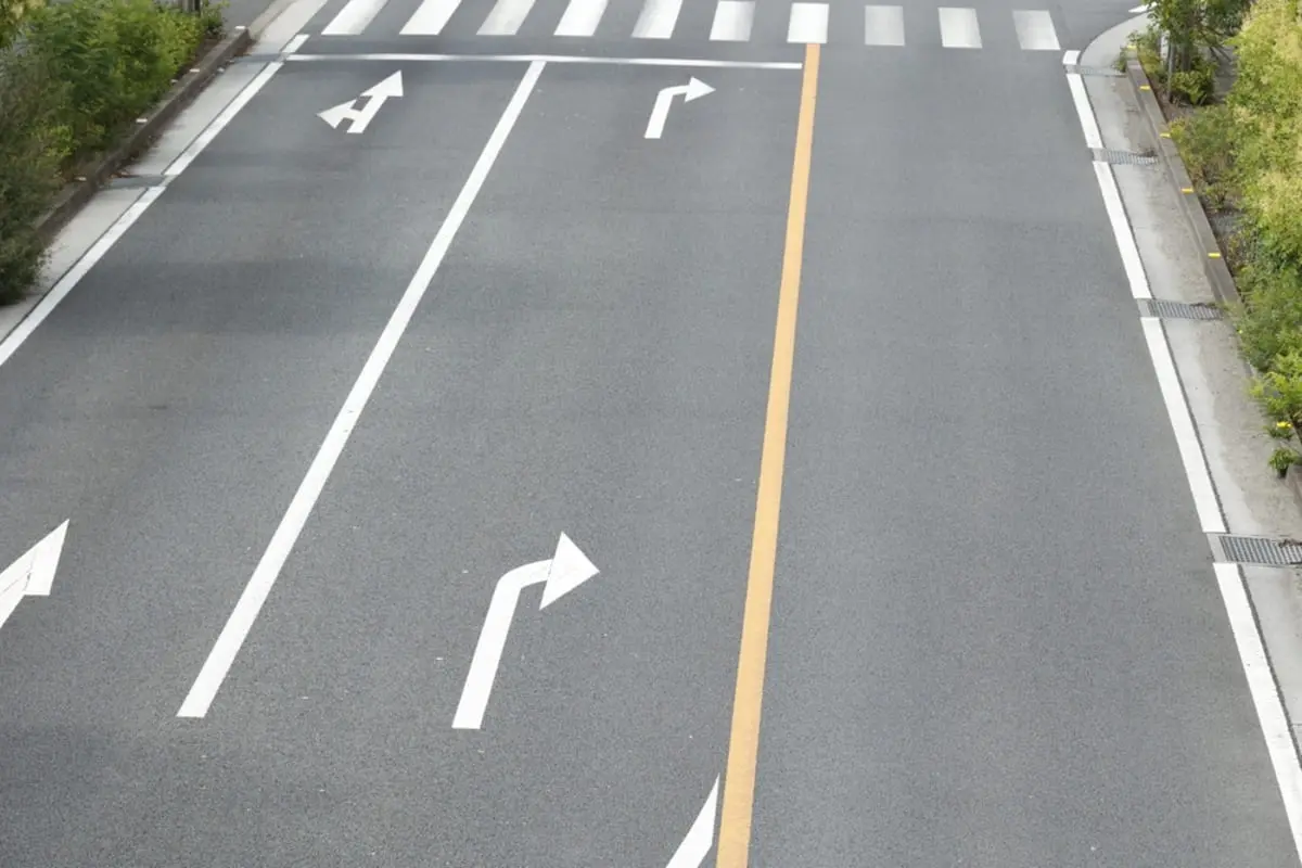 青信号の直後「スタートダッシュ右折」！ 警察に見つかると「反則金9000円」らしいけど、なぜ違反？“反則金・注意点”を確認