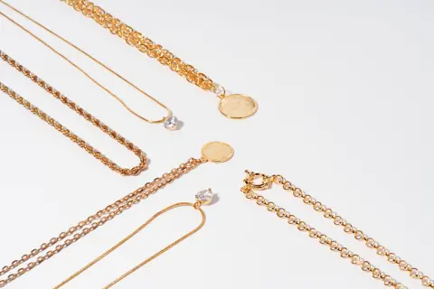 十数年前に買った金のネックレスを査定してみたら、3本で30万円に！ 元値より高値で売った場合、税金を払わなければいけませんか？