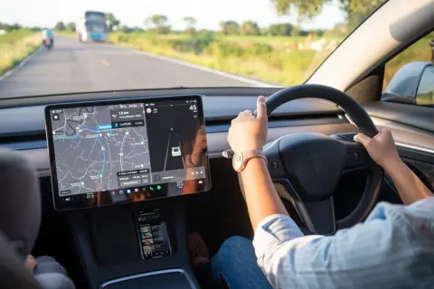 車のカーナビでテレビが見られるとNHK受信料が発生する⁉ カーナビの機能によっては自家用車も契約しないといけないの？