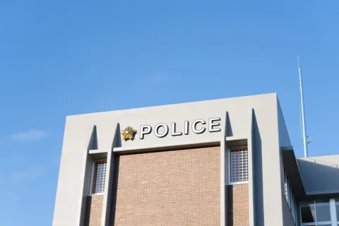 交番に「5万円入った財布」を届けたら、警察に「あなたの情報を伝えますか？」と聞かれた！ 断ったけど、もし頼んでたら“お礼に1割”もらえてたのでしょうか？