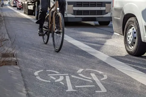 【自転車】「歩行者信号が青」なので進もうとしたら、友人に「それ信号無視だよ」と言われた！“交通ルール”は守ってるはずなのにナゼ？ 意外と知らない走り方とは