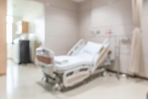 私の検査入院と妻・子どもの通院が重なり、医療費が家計を圧迫しています。世帯年収1000万円超えでも利用できる制度はありますか？