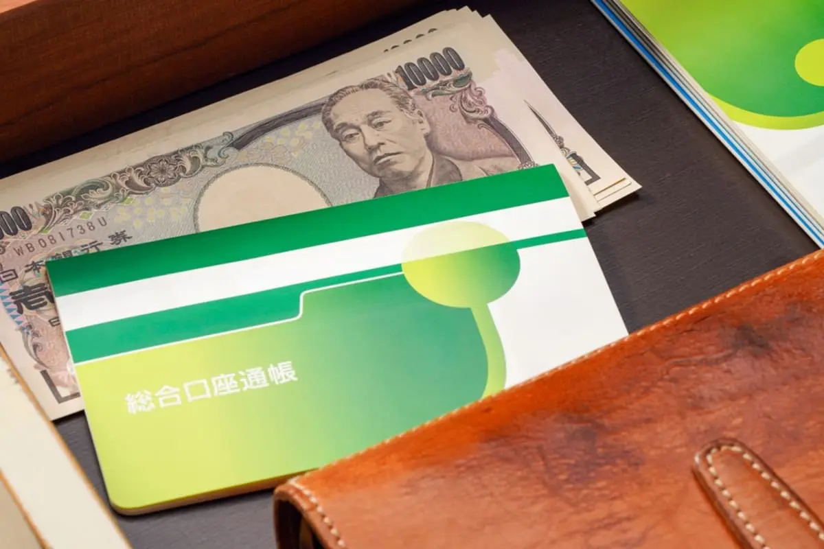 祖父の遺品整理中「銀行の通帳」を発見！ 預金100万円でも“10年以上前に廃店”してると引き出せませんか？ 預金を「引き出せるかのポイント」とは