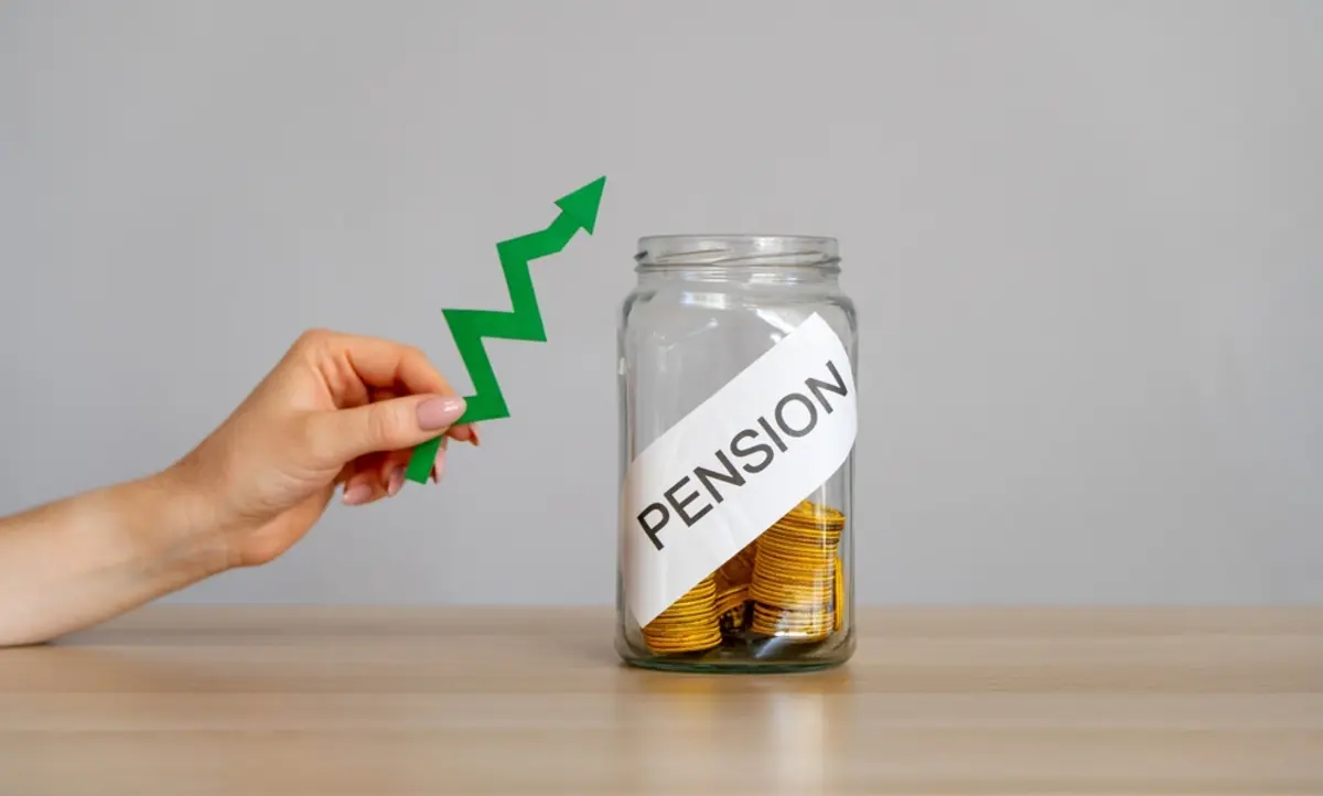 アルバイト生活で国民年金しか払ってこなかった結果、年金が月5万円…。若い頃から正社員になっておけばよかったです。65歳過ぎてできる対策はないですよね？