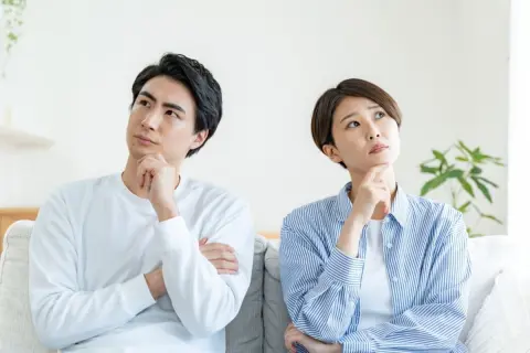 世帯年収600万円で貯金もなく、子どもを持つか悩んでいます。教育費がかかると、老後資金の貯金や旅行、趣味などは我慢しなくてはいけなくなりますか？