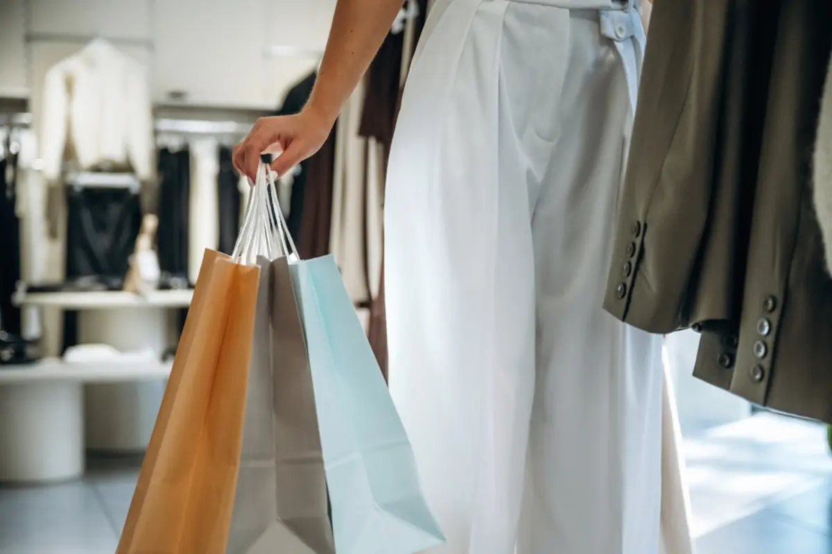 「しまむら」「ヨドバシカメラ」のレジ袋が“無料”で感動！ 理由は“有料化の対象外”だから？ マクドナルドも「有料→無料」に変更…企業が「無料で配布」できる条件とは