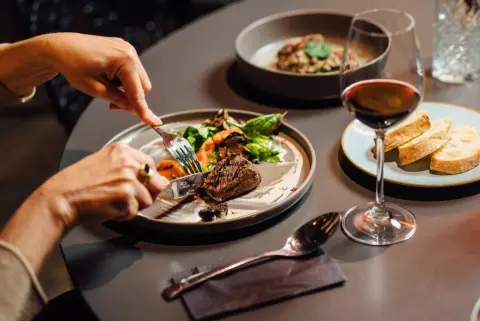 レストランのディナーコースで、7000円、9000円、1万1000円の3つのコースがありました。何となく9000円がよいような気がしますが、最もコスパがよいのはどのコースでしょうか。