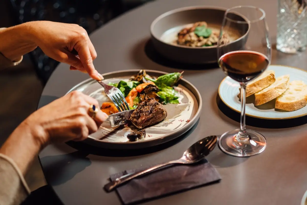 レストランのディナーコースで、7000円、9000円、1万1000円の3つのコースがありました。何となく9000円がよいような気がしますが、最もコスパがよいのはどのコースでしょうか。