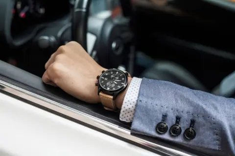 「社会人ならいい時計を付けろ」という父。職場では「アップルウォッチ」の人も多いですが、今どき“高いアナログ時計”を買うメリットはあるのでしょうか？ 長期的な「資産価値」とは