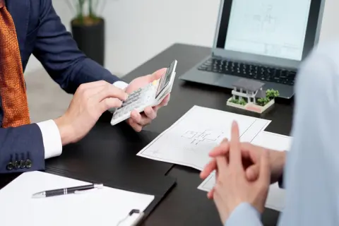 同居を始めた義父母が「3000万円で家を建て替えたい」とのこと。私たち夫婦が出すお金、どこまでが妥当？贈与や名義の注意点について解説