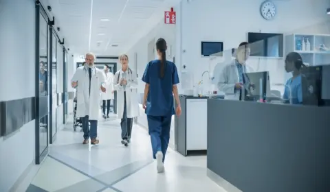 67歳の親は年金20万円もらっているそうですが、医療費がかかるとのことで毎月5万円の仕送りを頼んできます。医療費ってそこまでかかるのでしょうか？