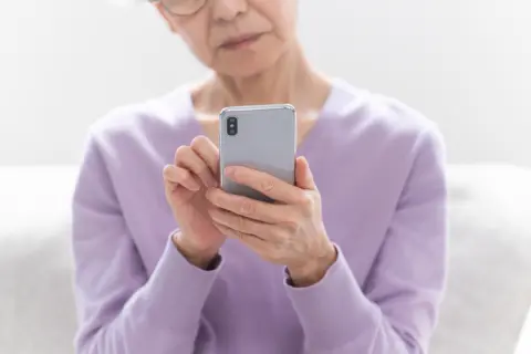 生活保護受給中の親が「スマホが故障した」と言います。機種変更や修理代は支援の対象になるでしょうか？