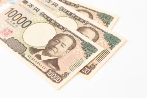 30代「月収20万円」で実家暮らしです。家には“月3万円”入れていますが、母から「もう少し増やして」と言われています。一般的な額はどれくらいなのでしょうか？