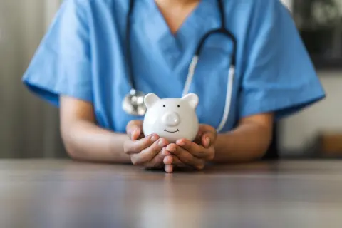 母が心筋梗塞で介護状態に。介護施設に入居する際は、月額費用のほかに医療費や入居一時金など、総額どのくらいかかるのでしょうか？