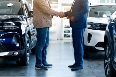 中古のベンツを300万円で購入しようか迷っています。車検・保険・修理代などの維持費は年間どのくらいかかるものなのでしょうか？