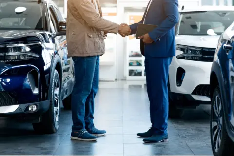 中古のベンツを300万円で購入しようか迷っています。車検・保険・修理代などの維持費は年間どのくらいかかるものなのでしょうか？