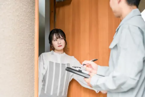 一人暮らしの大学生です。電力会社と名乗る人が突然訪問し、基本料金が安くなるという話で申込書を書いてしまいました… これって詐欺の可能性ありますか？