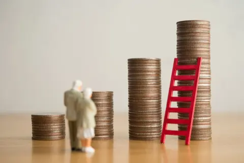 “年金支給67歳”引き上げ検討って本当？ 65歳定年の人は“無収入2年”どう乗り切る？