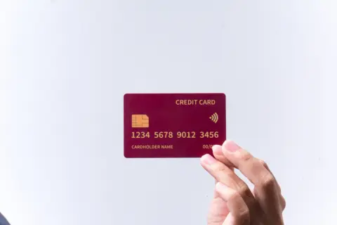 「クレカの年会費はムダ」と思っていたら、妹に「年1万円は損してる」と言われた！ いったいナゼ？ 年会費無料の“見えない落とし穴”とは