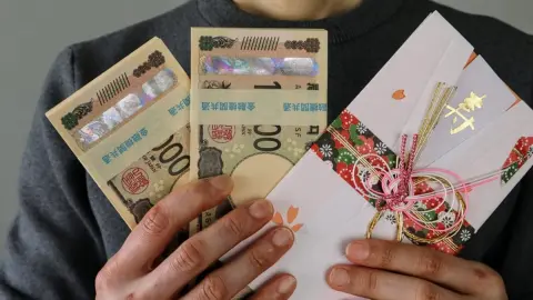 親から“結婚祝い100万円”をもらったけど、貯金しただけで「贈与税」がかかりますか？ 結婚祝いは非課税ですし、大丈夫でしょうか？