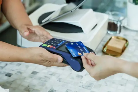 4人で割り勘の食事会。友人が「私のカードで払うね」と率先してくれたけれどポイント目当て？キャッシュレス決済の今、互いに納得できる“割り勘のルール”とは