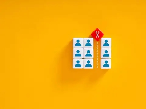 40代後半「年収500万円」の会社員ですが“リストラ”の対象に！ 年収450万円の「契約社員」なら残れるそうですが、どうせ年収が下がるなら“正社員での転職”を探すべきでしょうか？