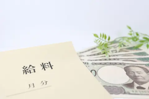 社会人2年目の友人が「手取り25万円」と言っていて驚き！ 私は「手取り18万円」ですが、2年目にしては高すぎないでしょうか…？“平均給与”と比較