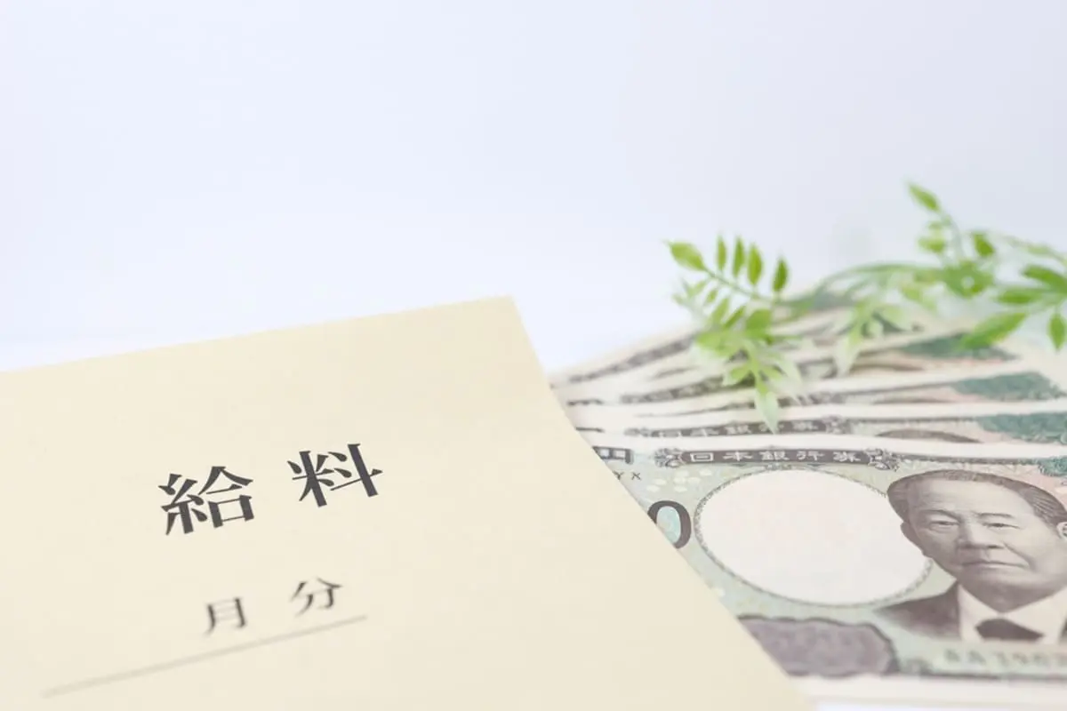 社会人2年目の友人が「手取り25万円」と言っていて驚き！ 私は「手取り18万円」ですが、2年目にしては高すぎないでしょうか…？“平均給与”と比較