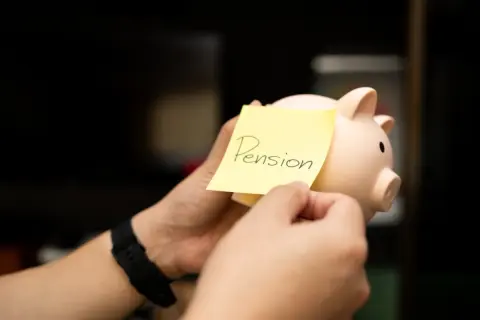 体調を崩し62歳から「年金」を“繰上げ受給”の予定です。受給額は「年80万円」ほどですが、“年金生活者支援給付金”も62歳から受け取れますか？「受給額・要件」も確認