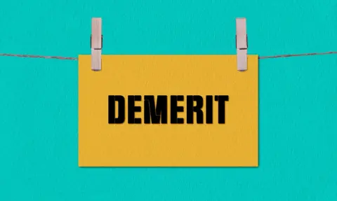 57歳、会社から「早期退職」の声がかかりました……。退職金が増えるので迷っているのですが、早く退職するデメリットはなんですか？