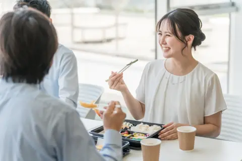 実家暮らしの同僚に「1400円のランチ」によく誘われます。「年収450万円・家賃9万円」の1人暮らしにはキツイのですが、実家暮らしは“余裕がある”のでしょうか？