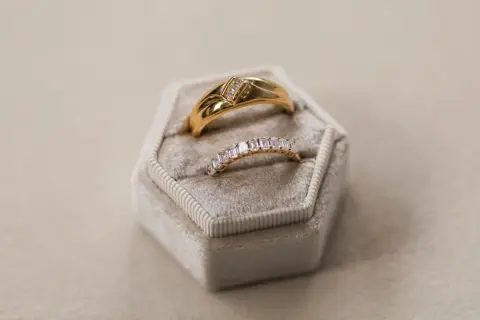 72歳母がスーパーの出張買取で「指輪を売った」ことを後日知りました。相場より安い気がするのですが、取り戻すことはできませんか？