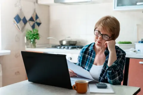 定年後も続けていたパートを辞め「年金生活者支援給付金」の対象となったはずなのに請求書が送られてきません。月5000円ほどの上乗せ額をあてにしていたのですが…自動的に振り込まれるんでしょうか？