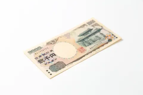 レジで「2000円札」を出したら「使えませんけど…」と言われた！ 昔のお金って“拒否される”のですか？「旧紙幣の取り扱い」を確認