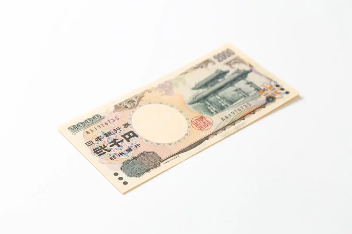 レジで「2000円札」を出したら「使えませんけど…」と言われた！ 昔のお金って“拒否される”のですか？「旧紙幣の取り扱い」を確認