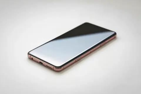 iPhone 15をアップデートしようとしたら全く起動しなくなってしまった！ “文鎮化”してしまったiPhoneはもう買い替えるしかないでしょうか？ 修理とどちらが安く済みますか？