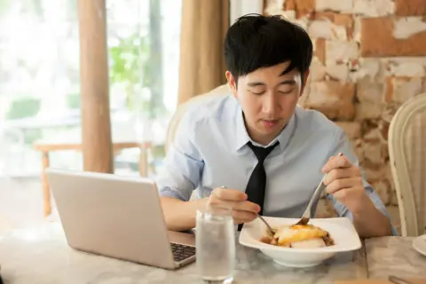 毎日、「昼食」「晩ごはん」を外食していると言ったら、「よくやっていけるね！」と友人に驚かれました。食費は約6万円なのですが、独身でこの金額は高いのでしょうか…？