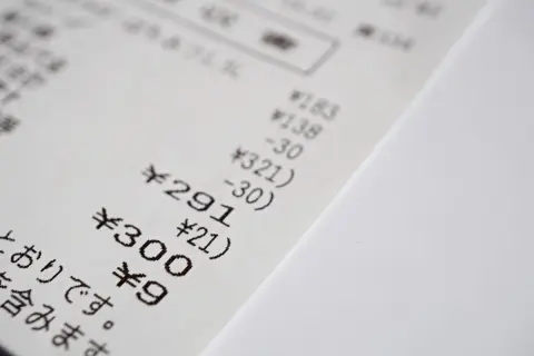 カフェで「コーヒーを持ち帰りで」と言ったのに、レシートには「イートイン税率10％」の記載が！ 少額ですが“損”してますよね？「誤課税」を防ぐポイントとは