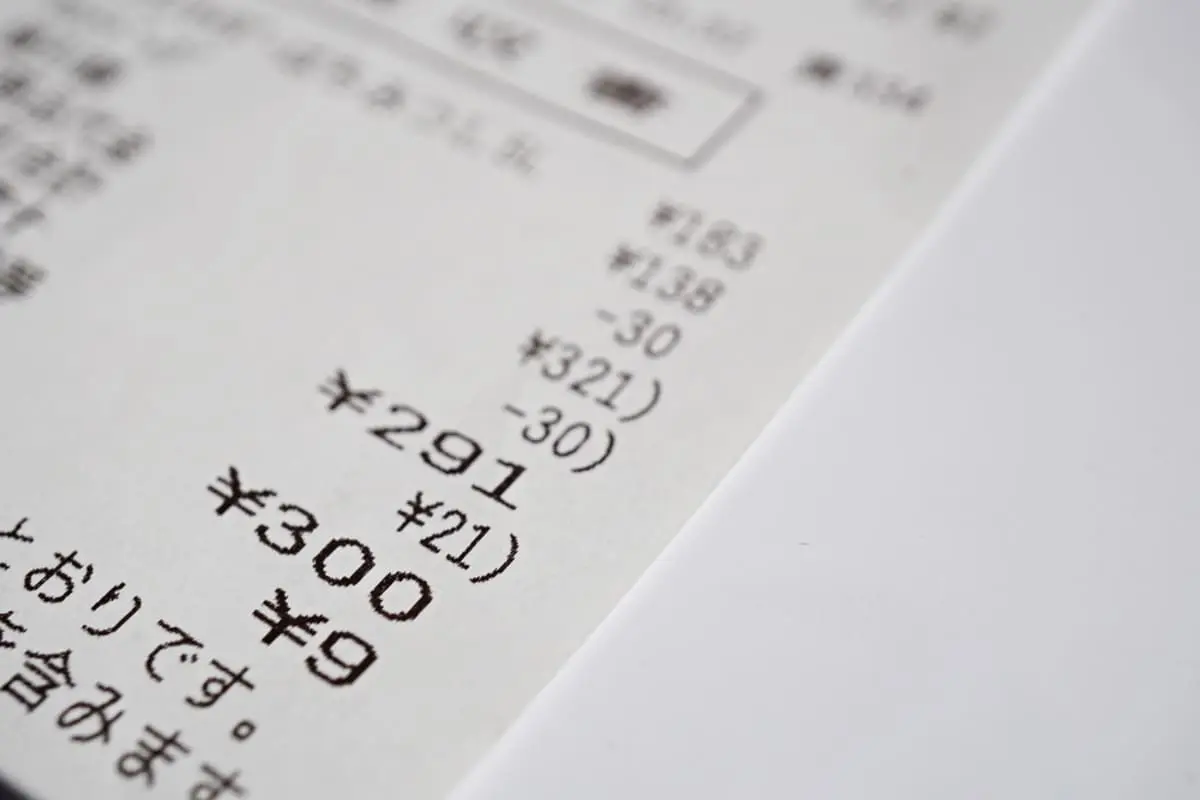 カフェで「コーヒーを持ち帰りで」と言ったのに、レシートには「イートイン税率10％」の記載が！ 少額ですが“損”してますよね？「誤課税」を防ぐポイントとは